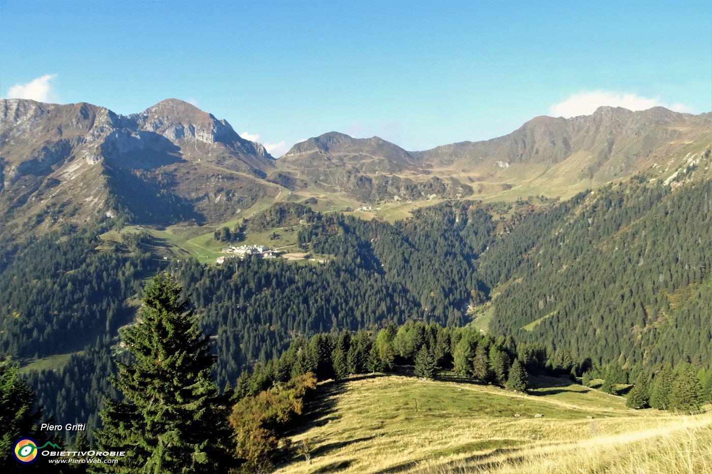 28 Salito su tracce il ripido pratone per il Monte Arete.JPG -                                